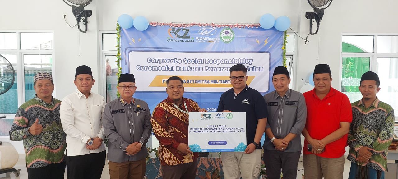 Penyerahan bantuan CSR dari WOM FInance ke warga Indralaya Ogan Ilir Sumsel (Dok. Humas WOM Finance)
