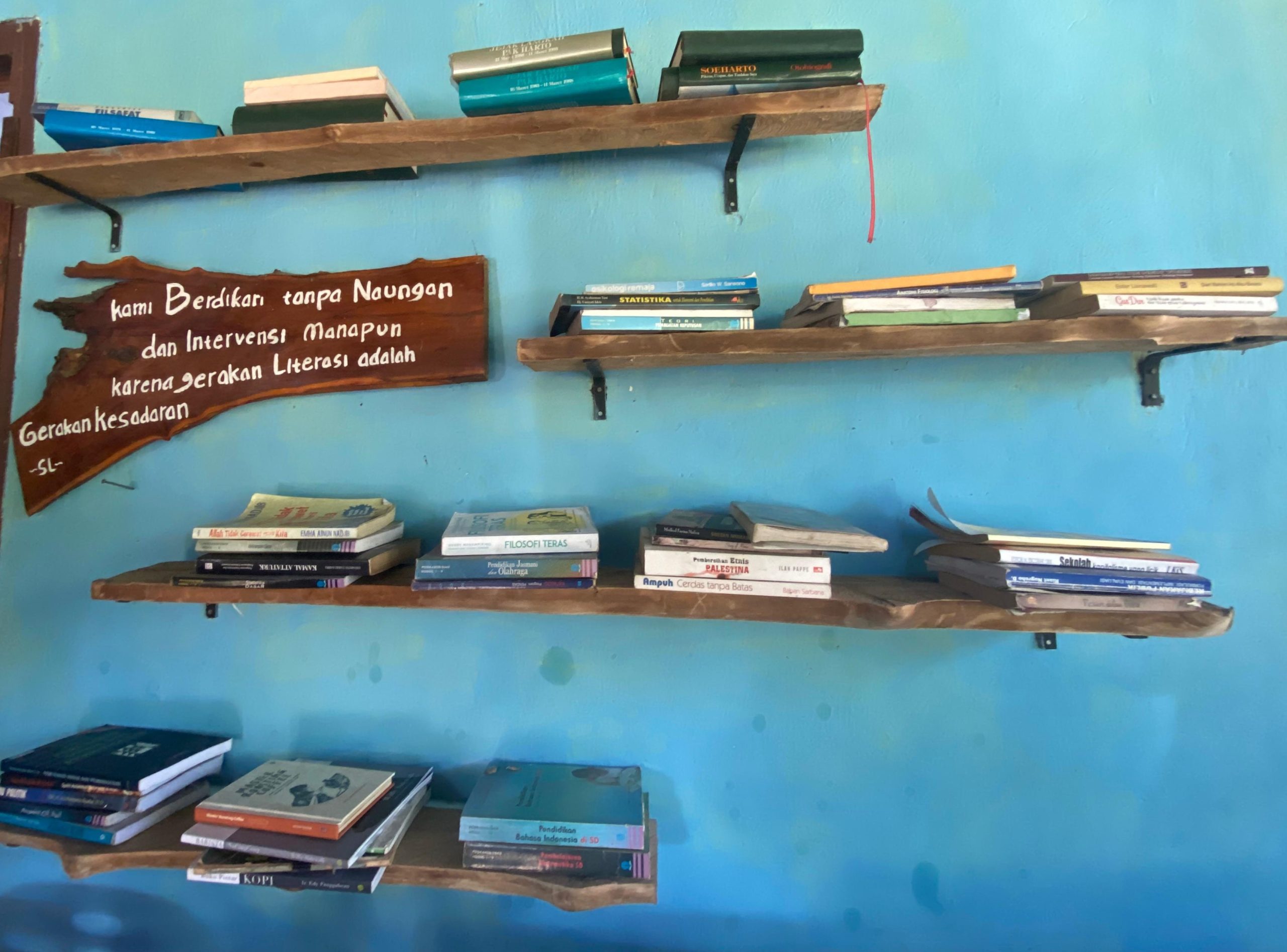 Susunan buku-buku yang menjadi salah satu bagian dari gerakan Serambi Literasi, yang mendapat dukungan CSR dari PT Pertamina Patra Niaga Sumbagsel - Fuel Terminal Lahat (Indodaily.co / Nefri Inge)