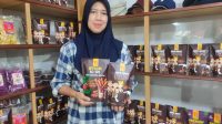 Wenni Bastian, owner Putra Abadi yang kini produknya sudah tembus ke mancanegara (Indodaily.co / Nefri Inge)