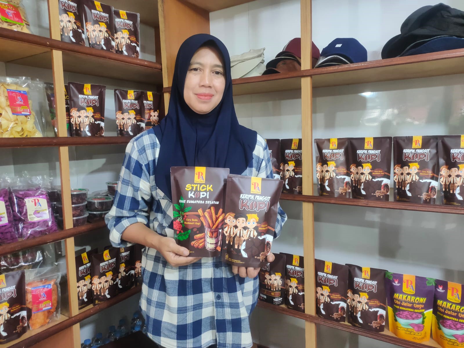 Wenni Bastian, owner Putra Abadi yang menjadi mitra binaan Pertamina Patra Niaga, yang kini produknya sudah tembus ke mancanegara (Indodaily.co / Nefri Inge)