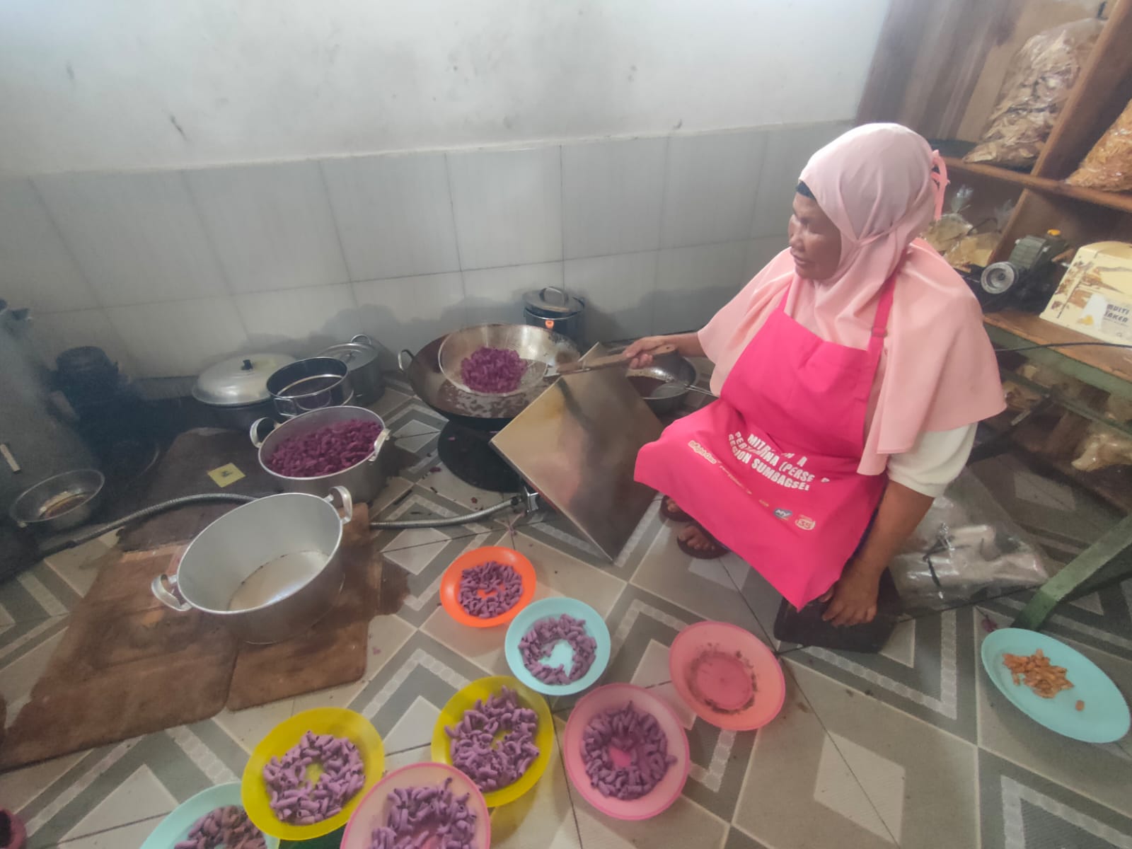 Aktivitas produksi produk oleh-oleh Putra Abadi di Lahat, yang menjadi mitra binaan PT Pertamina Patra Niaga Sumbagsel (Indodaily.co / Nefri Inge)