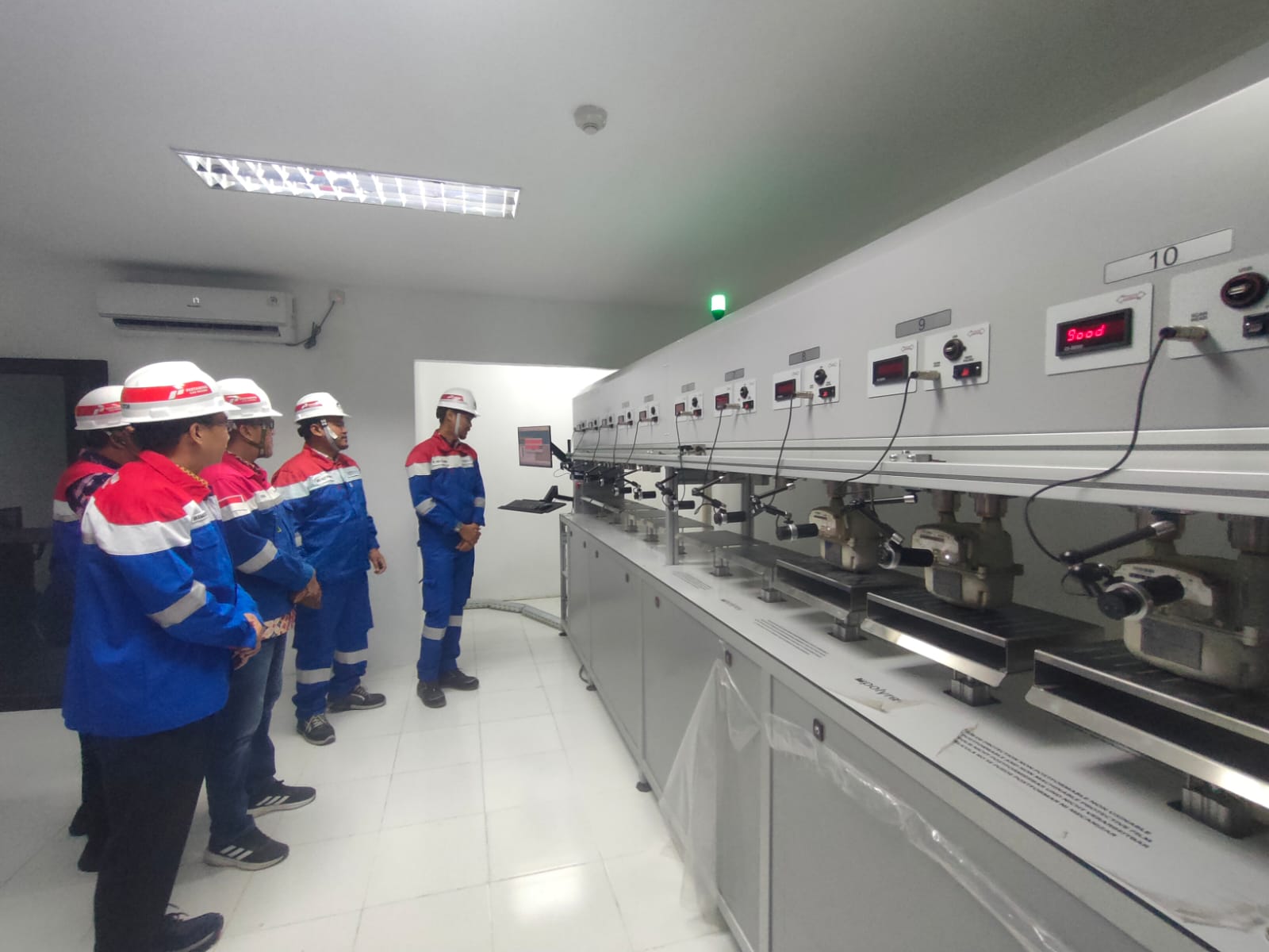 Pengecekan alat kalibrasi sambungan jaringan gas di Optik Kalibrasi PGN di Palembang Sumsel (Indodaily.co / Nefri Inge)
