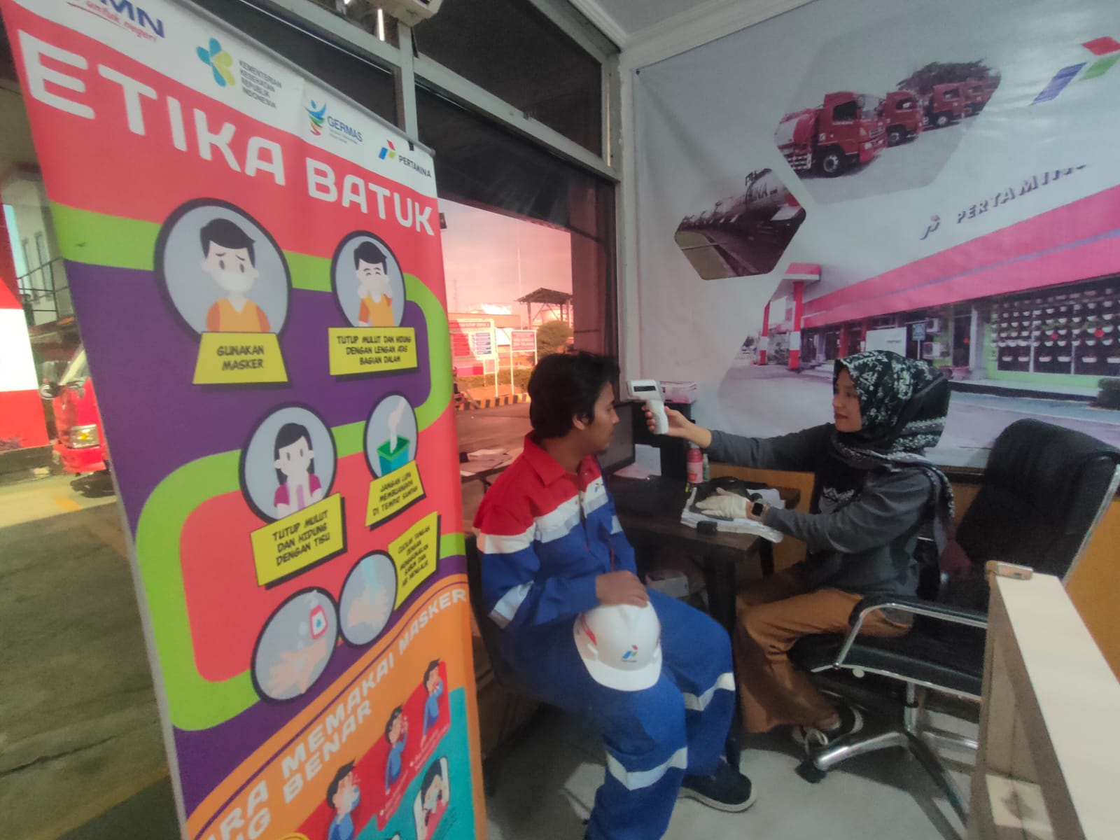 Salah satu jurnalis di Sumsel saat melakukan pengecekan kesehatan saat mengunjungi Fuel Terminal Lahat (Indodaily.co / Nefri Inge)
