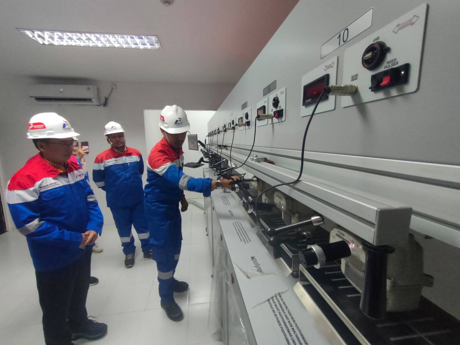 Pengecekan alat kalibrasi sambungan jargas di Optik Kalibrasi OTS PGN Palembang (Indodaily.co / Nefri Inge)