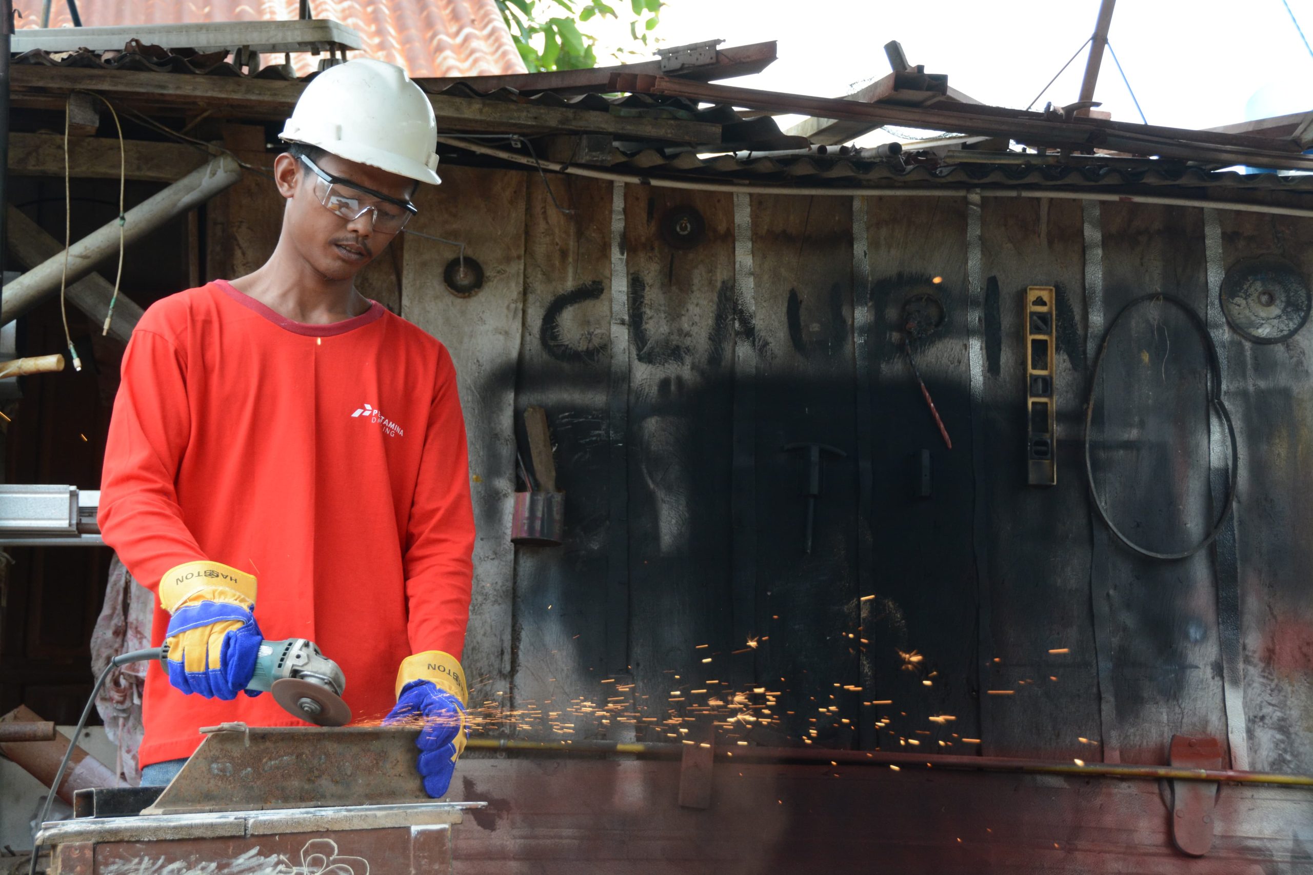 15 orang pemuda di Prabumulih Sumsel mengikuti pelatihan pengelasan dan pemasaran dalam program Salah satu perwakilan pemuda yang mendapatkan bantuan dari Pertamina Drilling dalam program  Community Involvement & Development (CID) 2024 oleh Pertamina Drilling (Dok. Humas Pertamina Drilling)