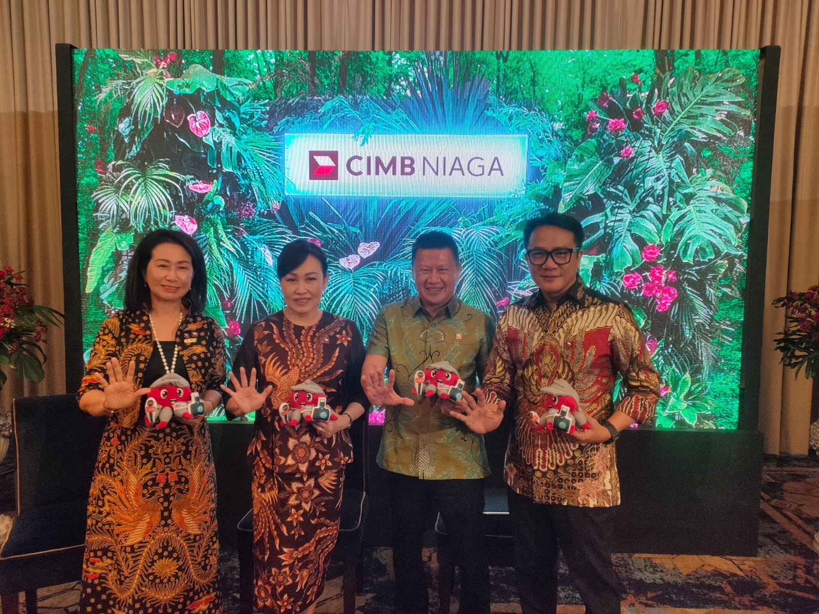 Presiden Direktur CIMB Niaga Lani Darmawan (kedua kiri) bersama Chief of Network & Digital Banking CIMB Niaga Budiman Tanjung (kedua kanan), Head of Region Sumatera CIMB Niaga Maya Sartika (kiri), dan Presiden Direktur CIMB Niaga Auto Finance Ristiawan Suherman (kanan) di sela-sela Media Gathering Bersama CIMB Niaga di Palembang, Kamis (7/11/2024). (Indodaily.co)