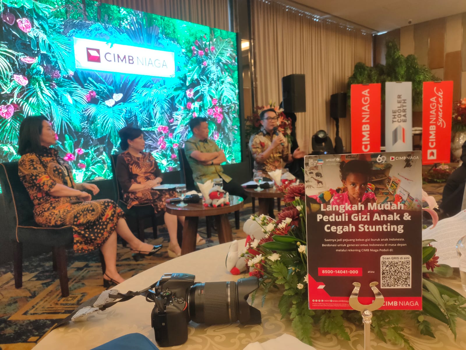 Presiden Direktur CIMB Niaga Lani Darmawan (kedua kiri) bersama Chief of Network & Digital Banking CIMB Niaga Budiman Tanjung (kedua kanan), Head of Region Sumatera CIMB Niaga Maya Sartika (kiri), dan Presiden Direktur CIMB Niaga Auto Finance Ristiawan Suherman (kanan) di sela-sela Media Gathering Bersama CIMB Niaga di Palembang, Kamis (7/11/2024). (Indodaily.co)