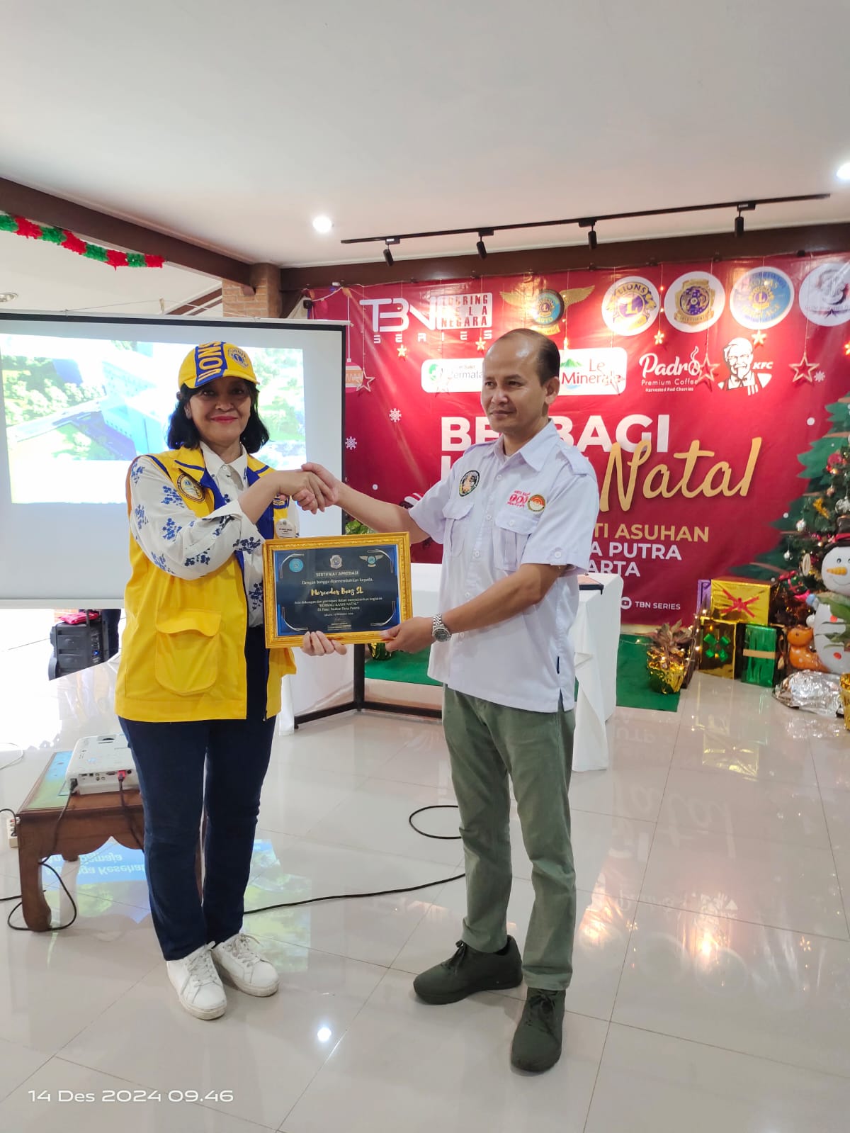 Pemberian bantuan ke panti asuhan dalam rangka TBN SERIES jepang Hari Natal (Dok. Lions Club) 