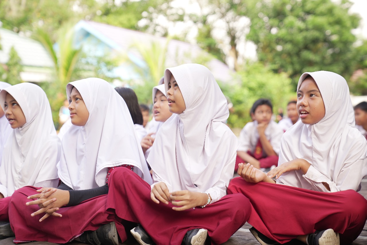 Para siswa saat mendengarkan edukasi tentang kesehatan mental dan gigi dalam acara HSSE Goes To School (Dok. Humas Pertamina Palembang)