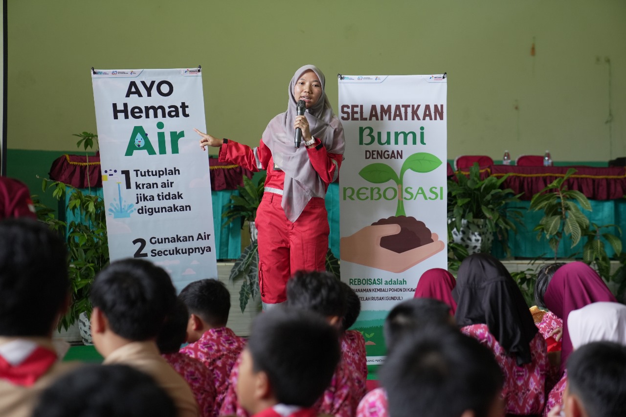 Pemateri saat memberikan edukasi tentang kesehatan mental dan gigi dalam acara HSSE Goes To School (Dok. Humas Pertamina Palembang)
