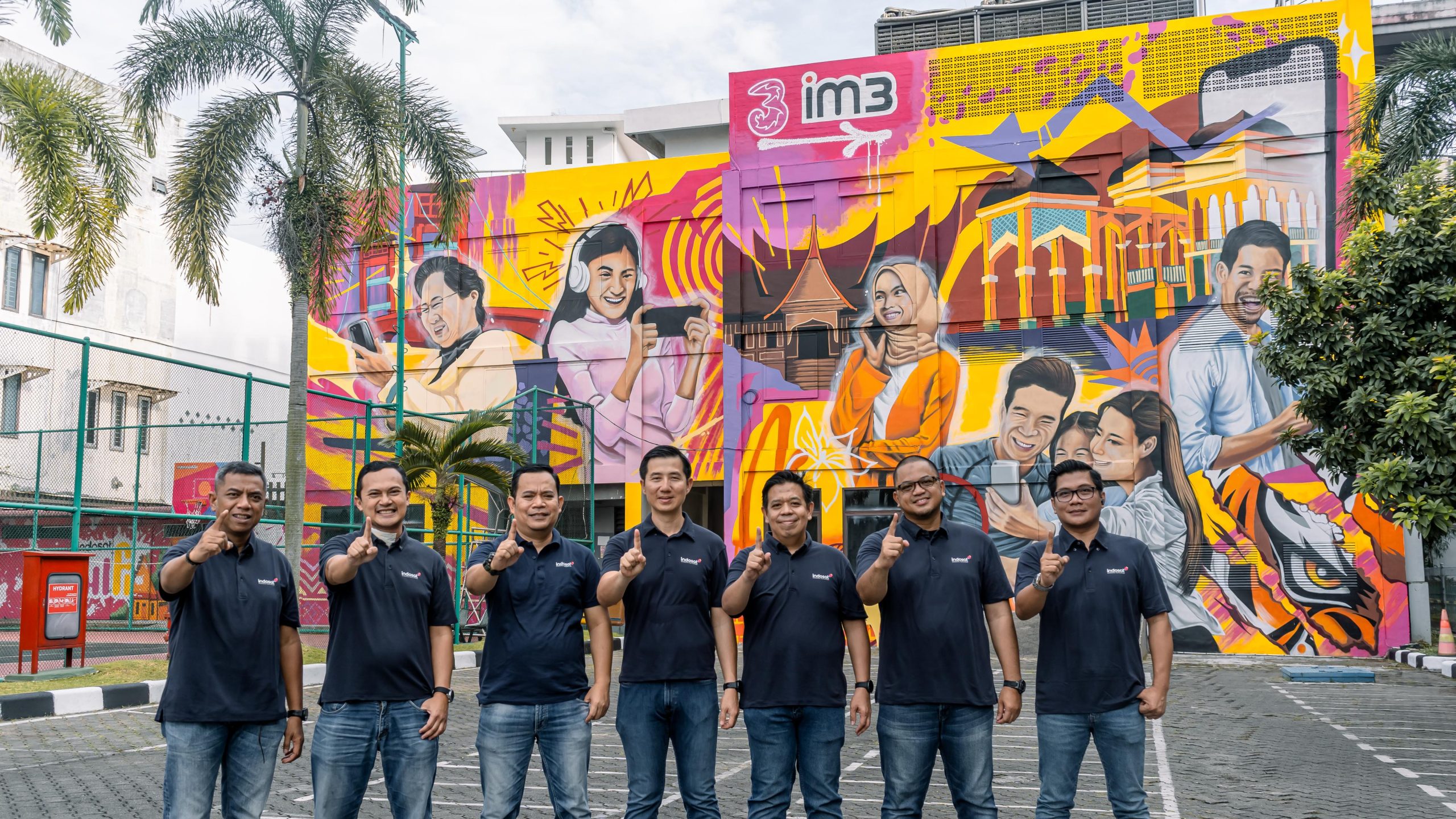 Indosat Circle Sumatra berkolaborasi dengan komunitas seniman Kota Medan Sumatera Utara (Sumut) untuk mengerjakan proyek mural di kantor Indosat Medan (Dok. Humas Indosat)
