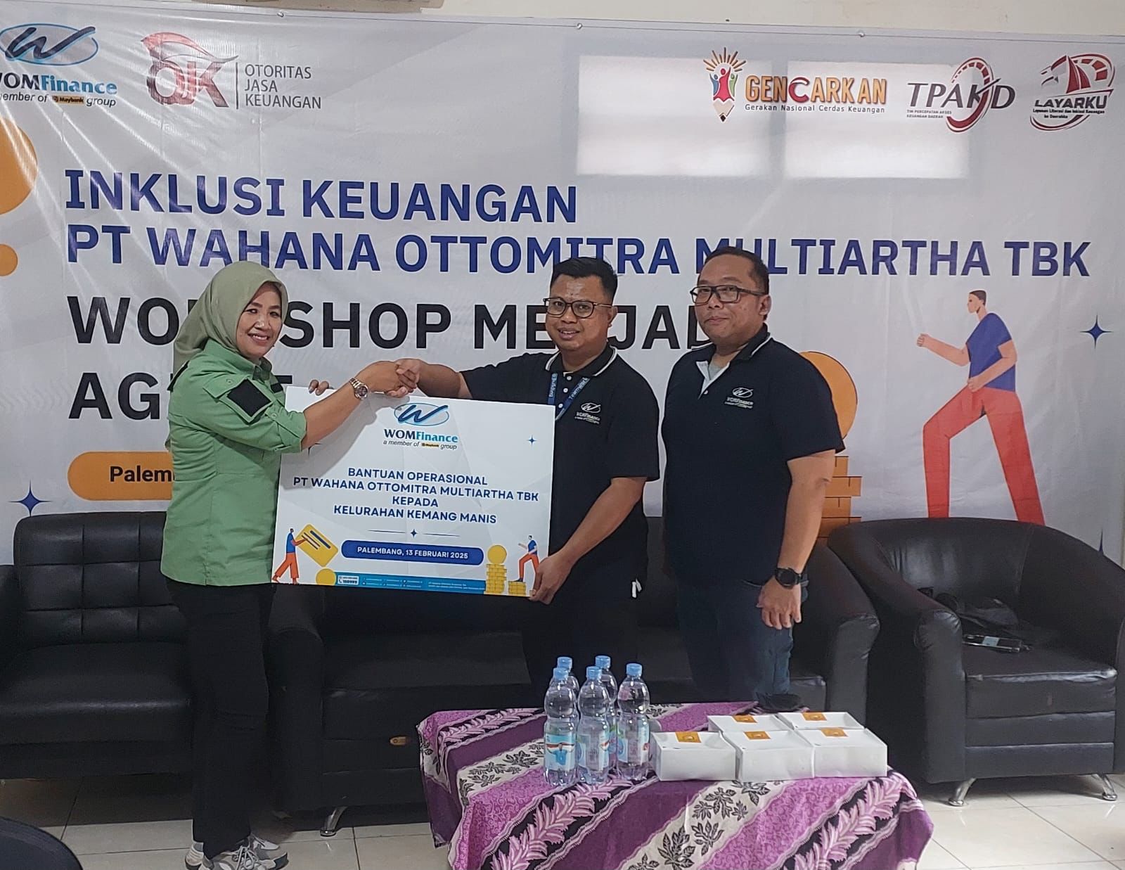 PT Wahana Ottomitra Multiartha Tbk (WOM Finance) mengadakan kegiatan Inklusi Keuangan dengan target sasaran ibu-ibu dan remaja putri di Palembang (Dok. Humas WOM Finance)