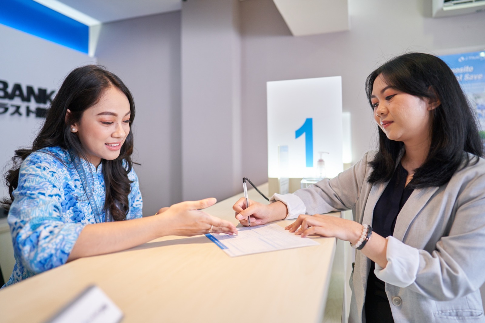 Pelayanan J Trust Bank yang optimal ke nasabahnya (Dok. Humas J Trust Bank)