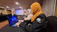 Salah satu jurnalis di Palembang sedang mencoba Yoga Slim 9i, laptop terbaru dari Lenovo yang menggunakan teknologi pertama di dunia, yakni kamera bawah layar (Indodaily.co)