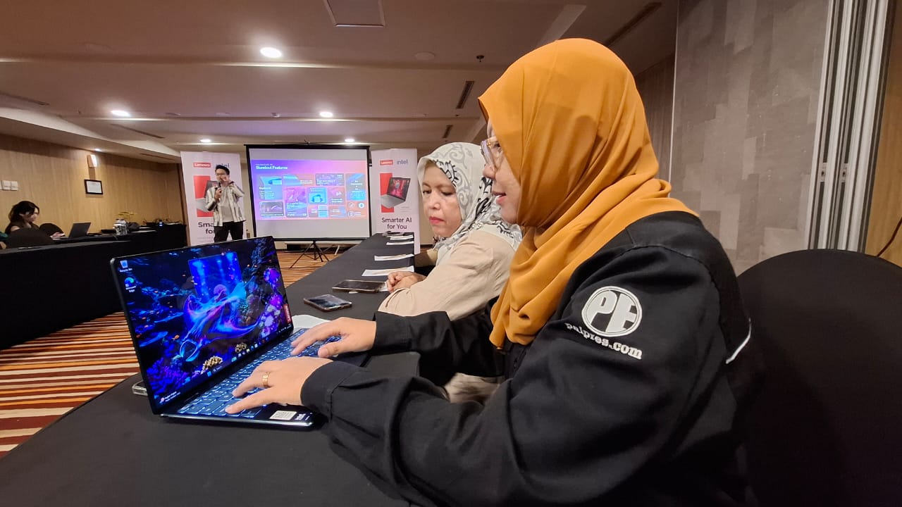 Salah satu jurnalis di Palembang sedang mencoba Yoga Slim 9i, laptop terbaru dari Lenovo yang menggunakan teknologi pertama di dunia, yakni kamera bawah layar (Indodaily.co)