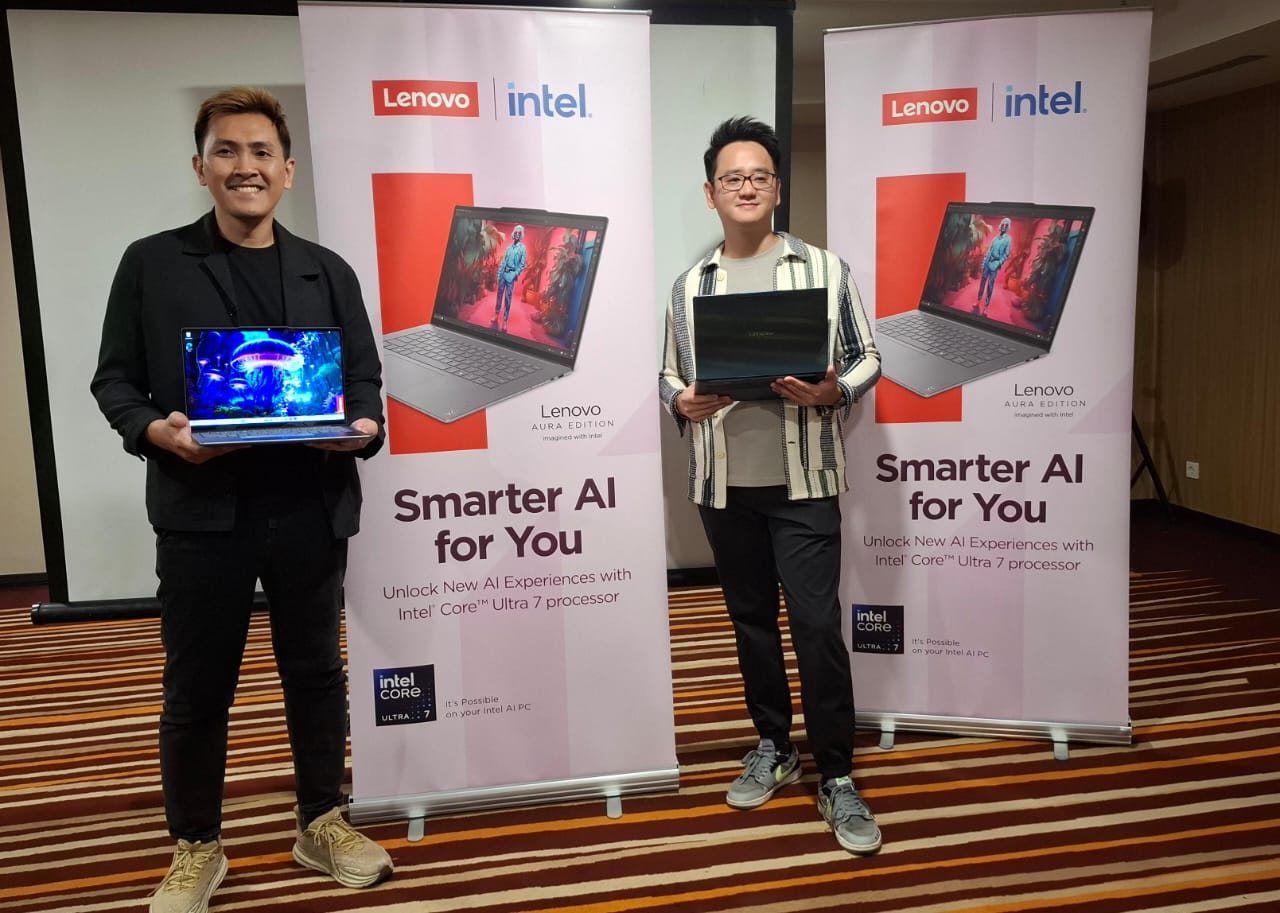 Consumer Product Manager, Hendry Lim (kiri) dan Consumer Marketing Lenovo Indonesia Indra Raharjo (kanan) saat memperkenalkan dua produk baru seri Aura Edition, yang mengusung teknologi terbaru, yakni Yoga Slim 7i (14” & 15”) dan Yoga 9i 2-in-1 (Indodaily.co)