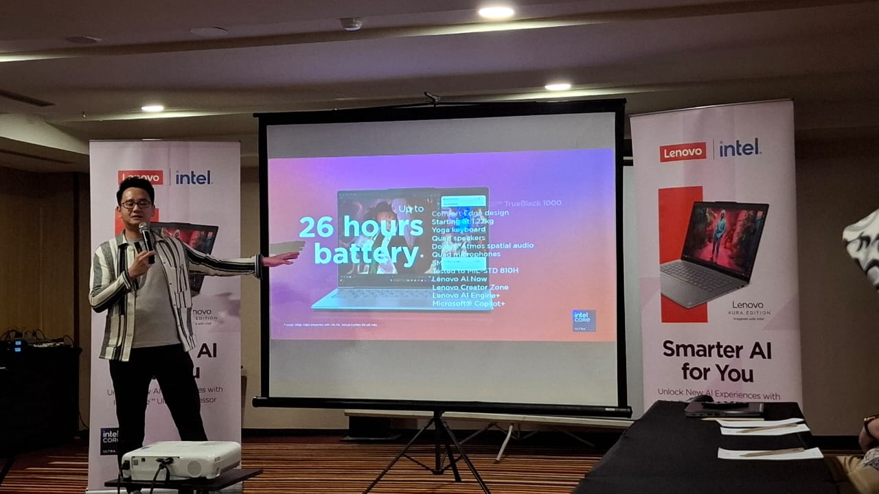 Consumer Product Manager, Hendry Lim saat memaparkan keunggulan produk Lenovo Seri Aura Edition, yakni daya tahan baterai laptop yang mumpuni untuk mendukung berbagai aktivitas (Indodaily.co)