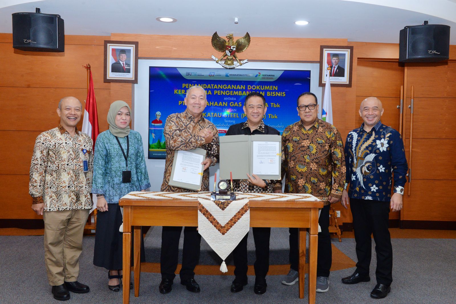 PT Perusahaan Gas Negara Tbk (PGN) dan PT Krakatau Steel (Persero) Tbk melalui melalui anak usahanya, PT Krakatau Bandar Samudera (KBS), menjalin kerja sama untuk pengembangan pasar dan infrastruktur gas bumi di kawasan pelabuhan (Dok. Humas PGN)