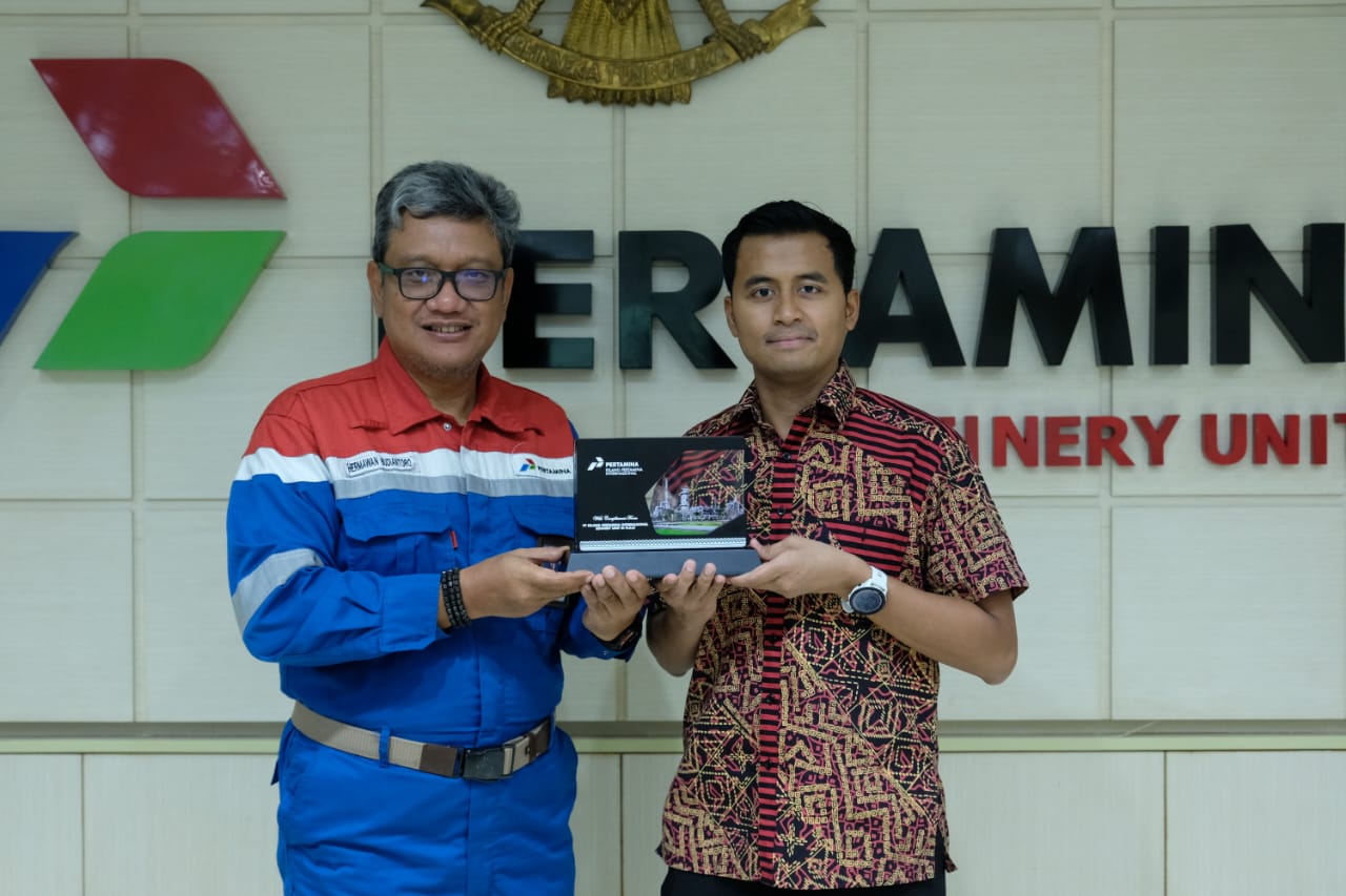Tenaga Ahli Menteri ESDM, Satya Hangga Yudha B.A. (Hons), MSc, mengapresiasi kinerja Kilang Pertamina Plaju dalam mendukung kelancaran Sargas Ramadan dan Idulfitri (RAFI) 2025, terutama dalam menjawab lonjakan signifikan permintaan BBM di masyarakat (Dok. Humas Pertamina Plaju Palembang)