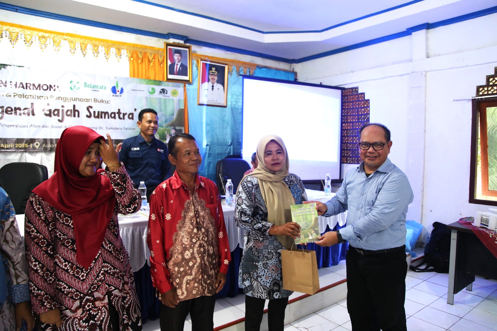 Belantara Foundation menyelenggarakan pelatihan penggunaan pendamping buku ajar tentang gajah Sumatra untuk guru SD di OKI Sumsel (Dok. Humas Belantara Fondation)