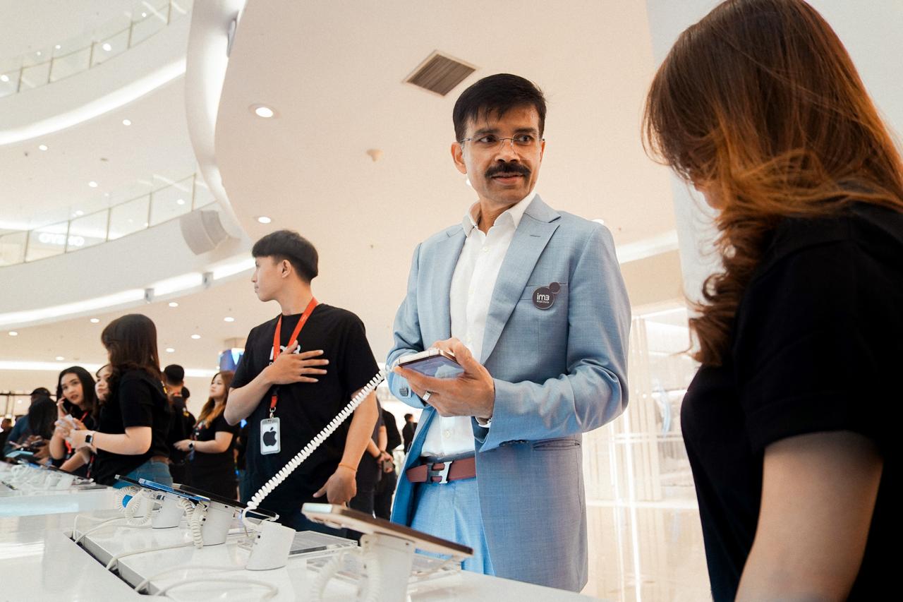 Ritesh Kumar Singh, Director and Chief Commercial Officer Indosat Ooredoo Hutchison meluncurkan IM3 Platinum bundling iPhone (Dok. Humas Indosat)