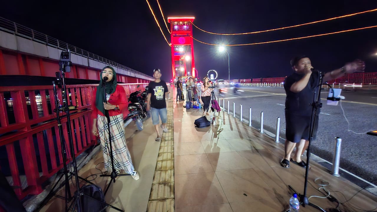 Komunitas TikTokers Ampera Palembang saat siaran langsung di atas Jembatan Ampera Palembang Sumsel (Dok. Komunitas TikTokers Ampera Palembang )