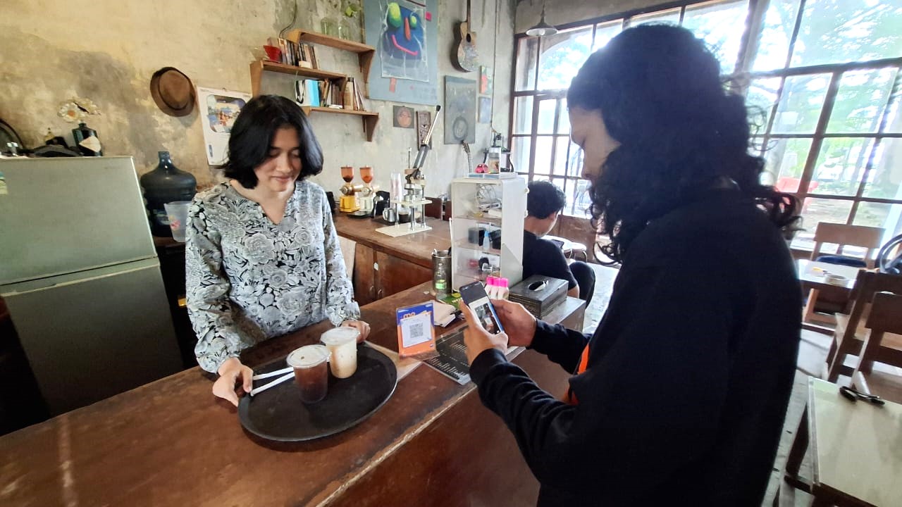Transaksi pembayaran nontunai pakai QRIS di Kafe Kopi Lawas di Jalan Dwikora Palembang Sumsel (Indodaily.co)