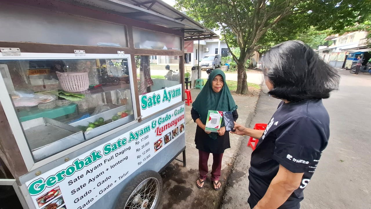 Proses transaksi nontunai yang disediakan di Gerobak Sate Ayam & Gado Gado Lumayan (Indodaily.co)