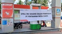 Pemasangan spanduk di SPBU di Prabumulih Sumsel yang ketahuan berbuat curang (Dok. Humas Pertamina)