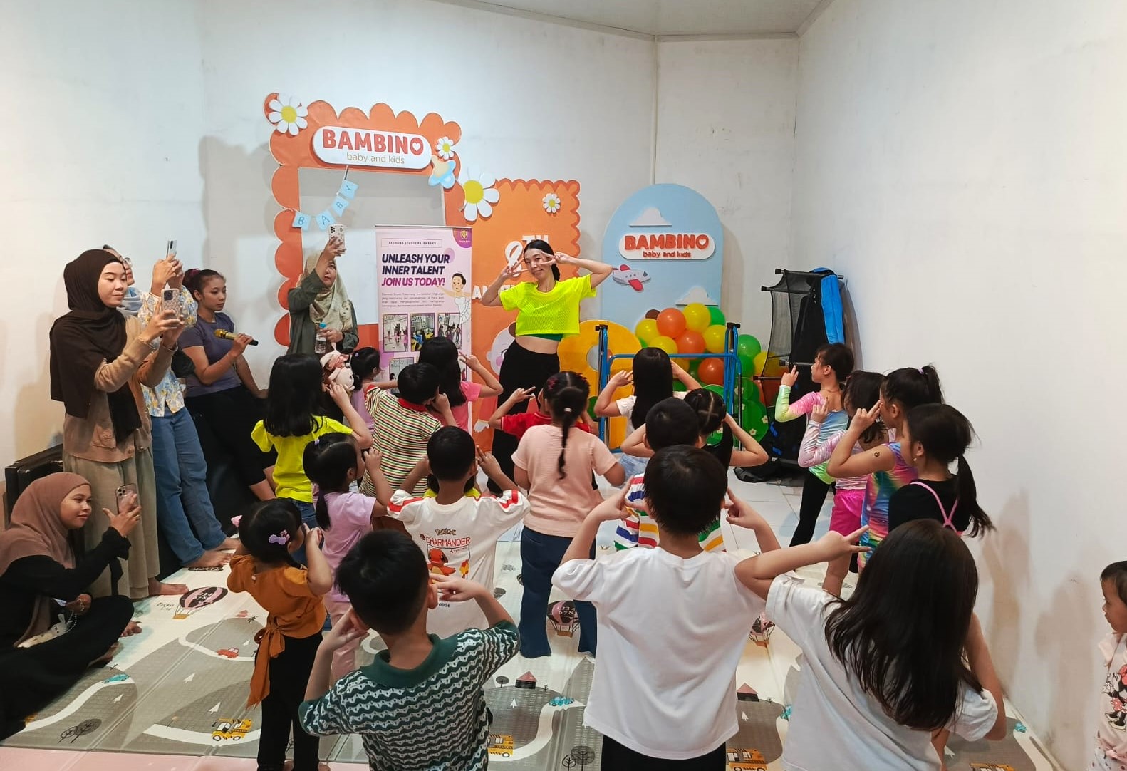 Serunya saat anak-anak belajar Dance Class yang diselenggarakan dalam kegiatan Dance x Gymnastic Class di Bambino Babyshop Event Room di Palembang Sumsel (Indodaily.co)