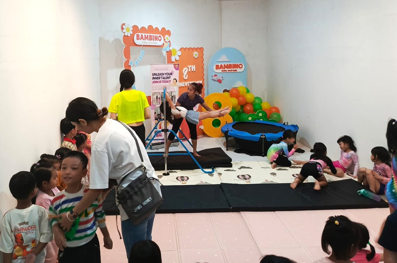 Anak-anak belajar Gymnastic Class yang diselenggarakan dalam kegiatan Dance x Gymnastic Class di Bambino Babyshop Event Room di Palembang Sumsel (Indodaily.co)