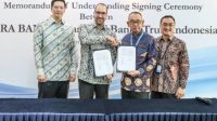 Direktur Utama J Trust Bank Ritsuo Fukadai dan CEO Bendura Bank AG Philipp Forster menandatangi MoU Kerja Sama Bisnis di Sahid Sudirman Center, Jakarta, Kamis (17/7/2025)