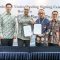 Direktur Utama J Trust Bank Ritsuo Fukadai dan CEO Bendura Bank AG Philipp Forster menandatangi MoU Kerja Sama Bisnis di Sahid Sudirman Center, Jakarta, Kamis (17/7/2025)