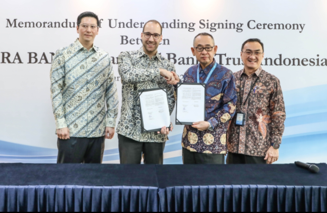 Direktur Utama J Trust Bank Ritsuo Fukadai dan CEO Bendura Bank AG Philipp Forster menandatangi MoU Kerja Sama Bisnis di Sahid Sudirman Center, Jakarta, Kamis (17/7/2025)