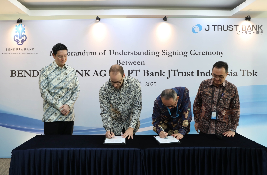 Direktur Utama J Trust Bank Ritsuo Fukadai dan CEO Bendura Bank AG Philipp Forster menandatangi MoU Kerja Sama Bisnis di Sahid Sudirman Center, Jakarta, Kamis (17/7/2025)