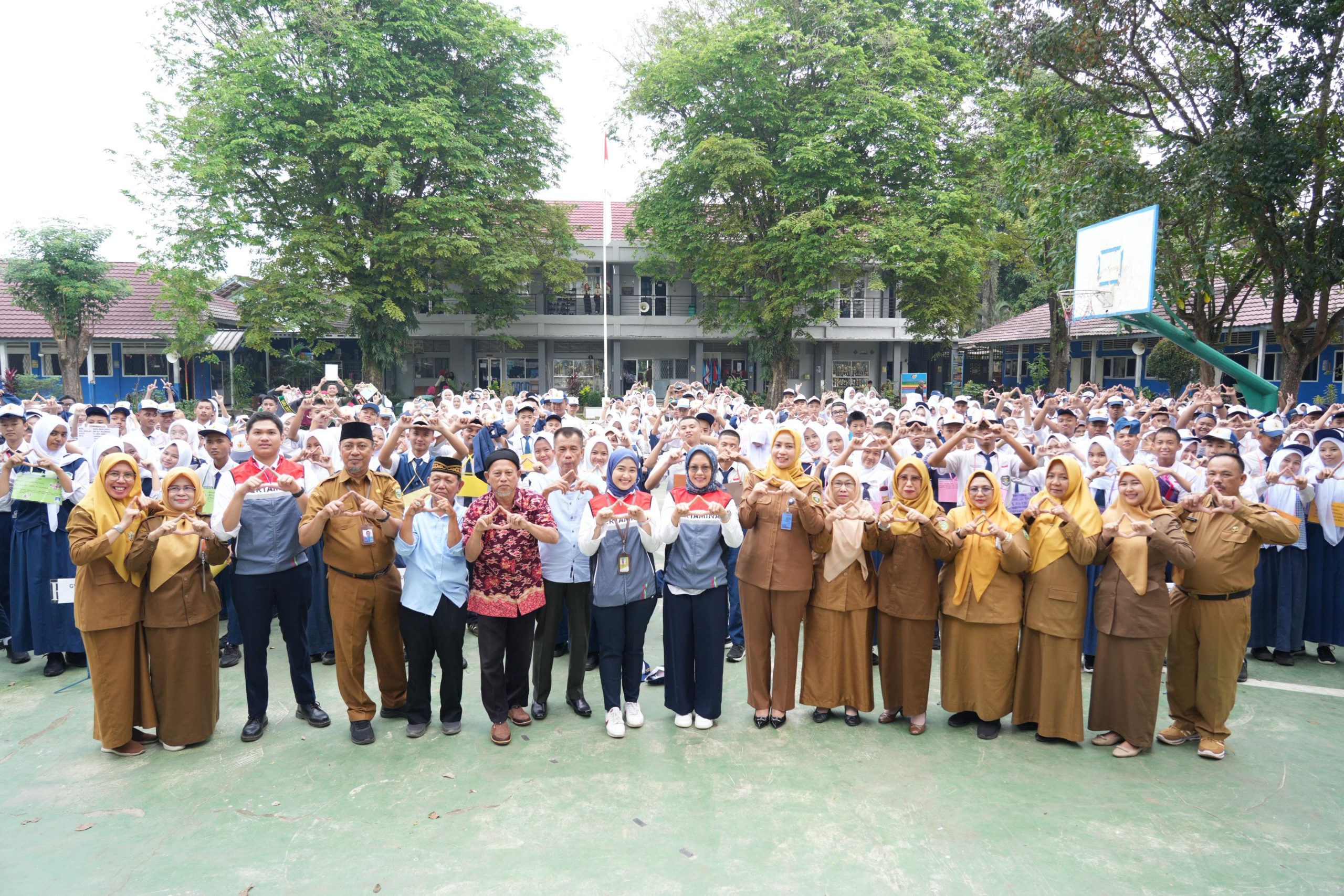 Patra Niaga Regional Sumbagsel kembali melanjutkan implementasi Program Sekolah Energi Berdikari (SEB) di SMA Negeri 14 Palembang Sumsel (Dok. Humas Pertamina Patra Niaga Palembang)