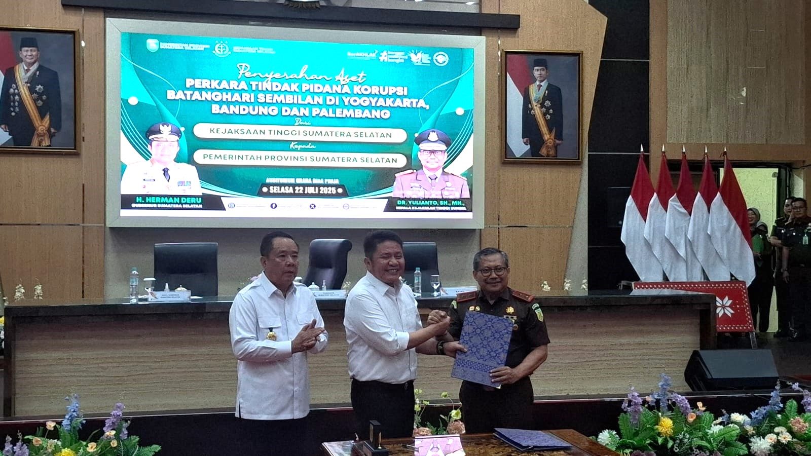 Kepala Kejati Sumsel menyerahkan dokumen aset-aset Pemprov Sumsel dari 3 kota di Indonesia kepada Gubernur Sumsel Herman Deru (Indodaily.co)