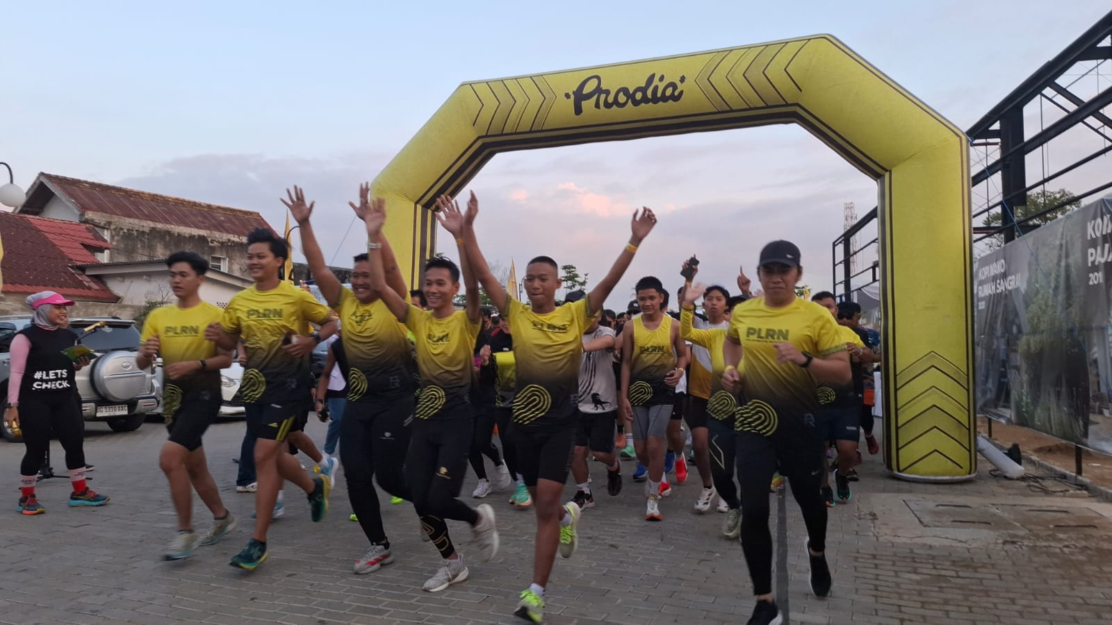 Antusiasme peserta Prodia Healthy and Fun With Community saat memulai 5K Fun Run di halaman Kopi Nako Palembang (Indodaily.co)