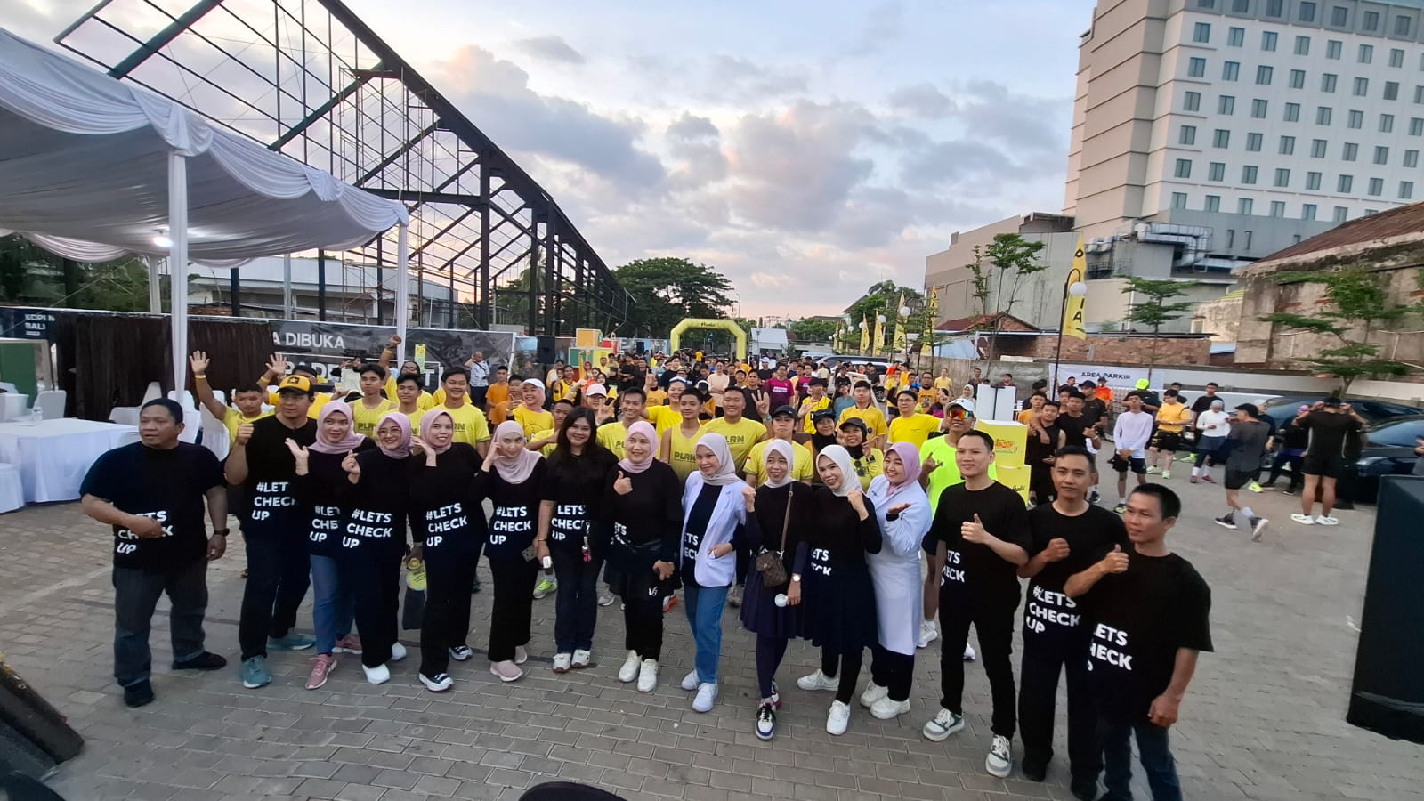 Ratusan peserta Prodia Healthy and Fun With Community di Palembang sedari Sabtu (23/8/2025) subuh sudah bersiap berolahraga bareng 5K Fun Run, di halaman Kopi Nako Palembang (Indodaily.co)