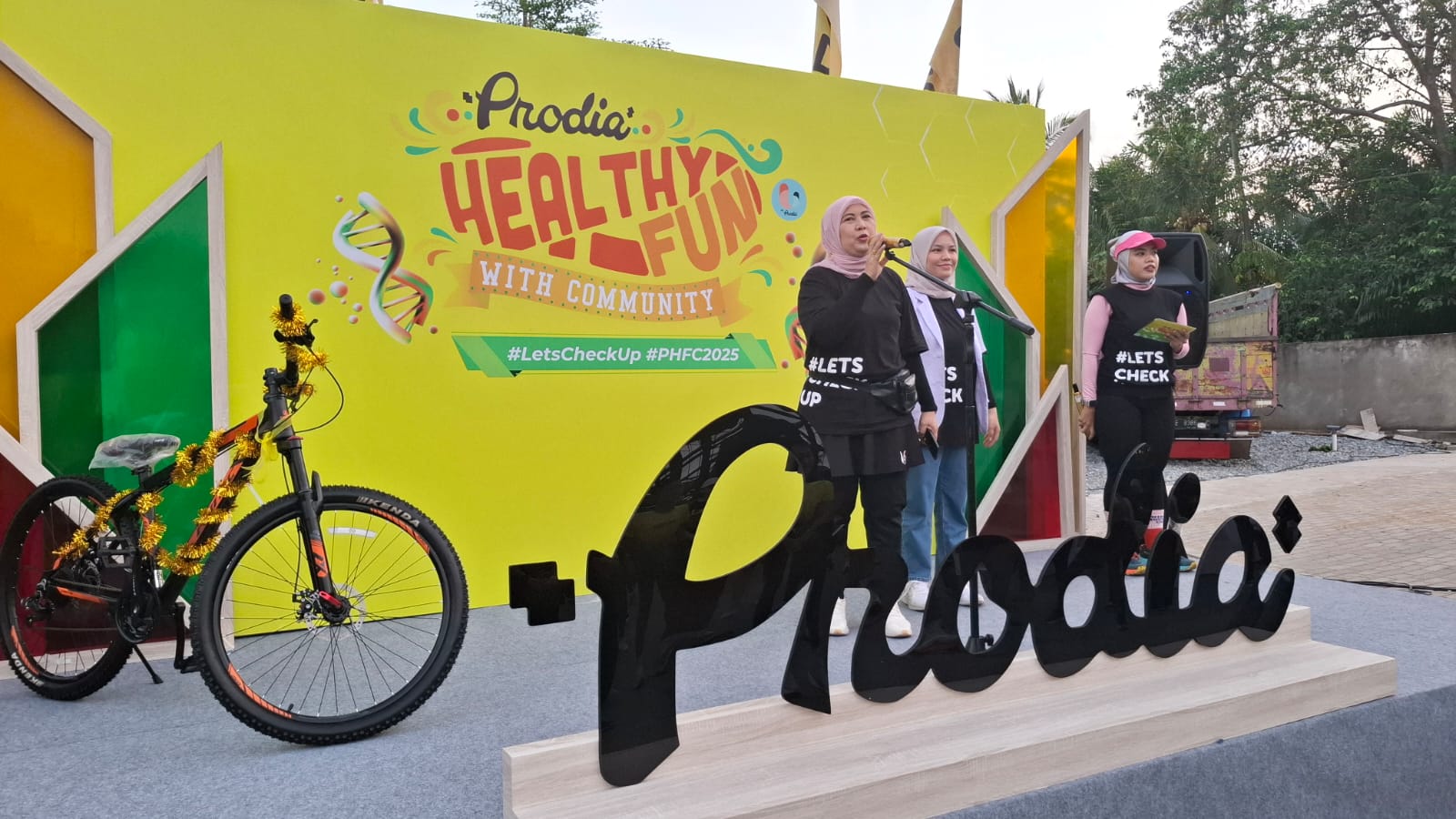 Kepala Cabang (Kacab) Prodia Palembang Ermayati saat membuka event Prodia Healthy and Fun With Community di halaman Kopi Nako Palembang yang diikuti ratusan peserta (Indodaily.co)