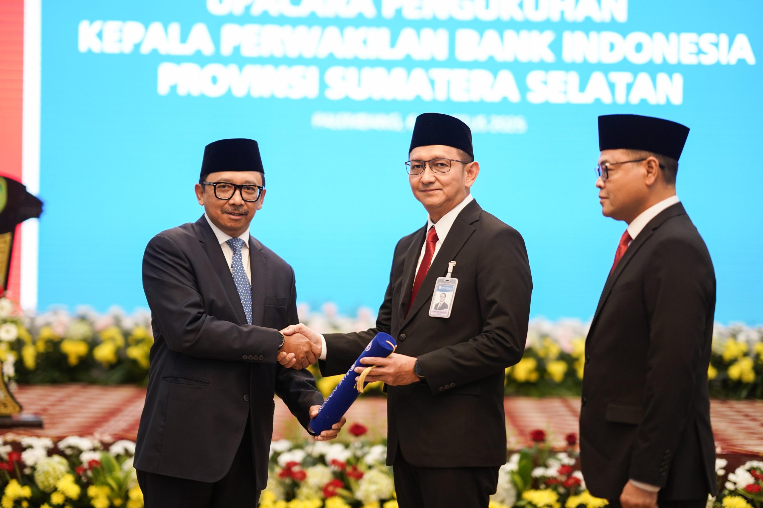 Deputi Gubernur Bank Indonesia, Juda Agung, secara resmi mengukuhkan Bambang Pramono sebagai Kepala Perwakilan Bank Indonesia Provinsi Sumsel (Dok. Bank Indonesia Sumsel)