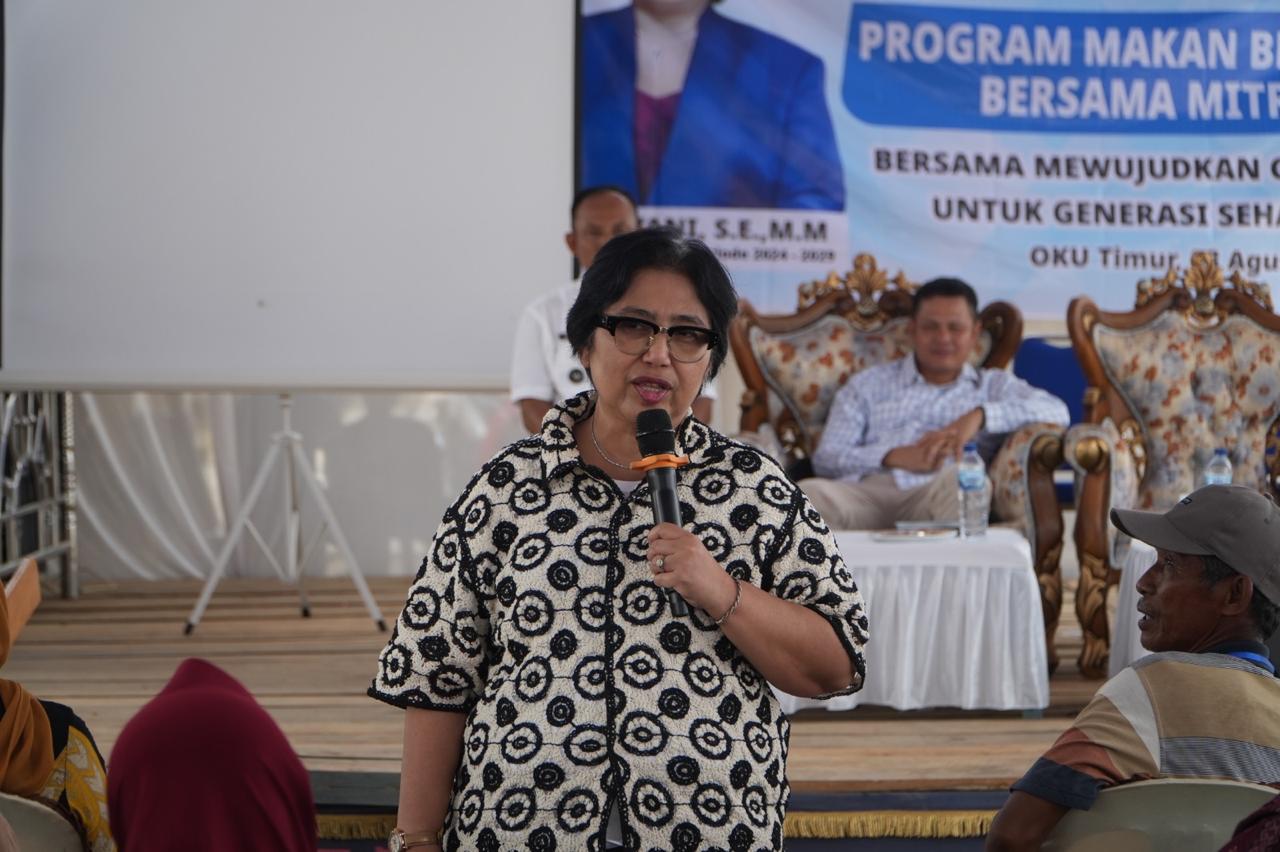 Anggota Komisi IX DPR RI Irma Suryani saat ikuti menyosialisasikan program MBG di Desa  Karya Makmur OKU Timur Sumsel (Dok. Humas BGN)