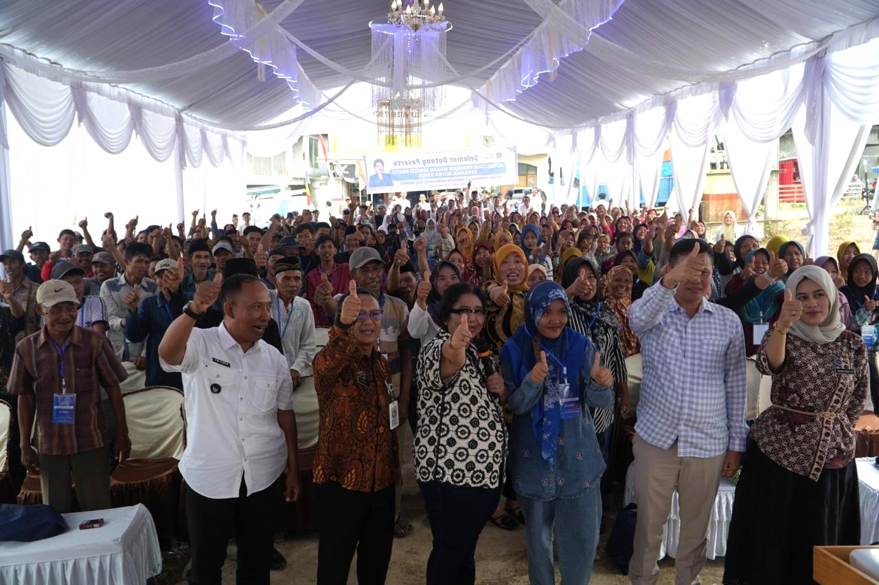 Anggota Komisi IX DPR RI Irma Suryani saat ikuti menyosialisasikan program MBG di Desa Karya Makmur OKU Timur Sumsel (Dok. Humas BGN)