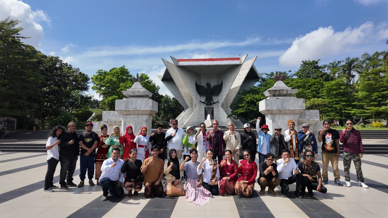 Para seniman mengibarkan bendera Merah Putih di pelataran Monpera Palembang, untuk merayakan HUT ke-80 Kemerdekaan Indonesia (Indodaily.co)