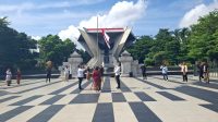 Para seniman mengibarkan bendera Merah Putih di pelataran Monpera Palembang, untuk merayakan HUT ke-80 Kemerdekaan Indonesia (Indodaily.co)