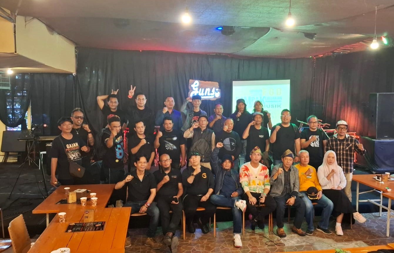 Para musisi Sumsel seusai mengikuti Forum Group Discussion (FGD) bertema Dampak Kebijakan LMKN terhadap Pemusik, digelar di Gunz Cafe Palembang, Senin (18/8/2025) siang (Indodaily.co)
