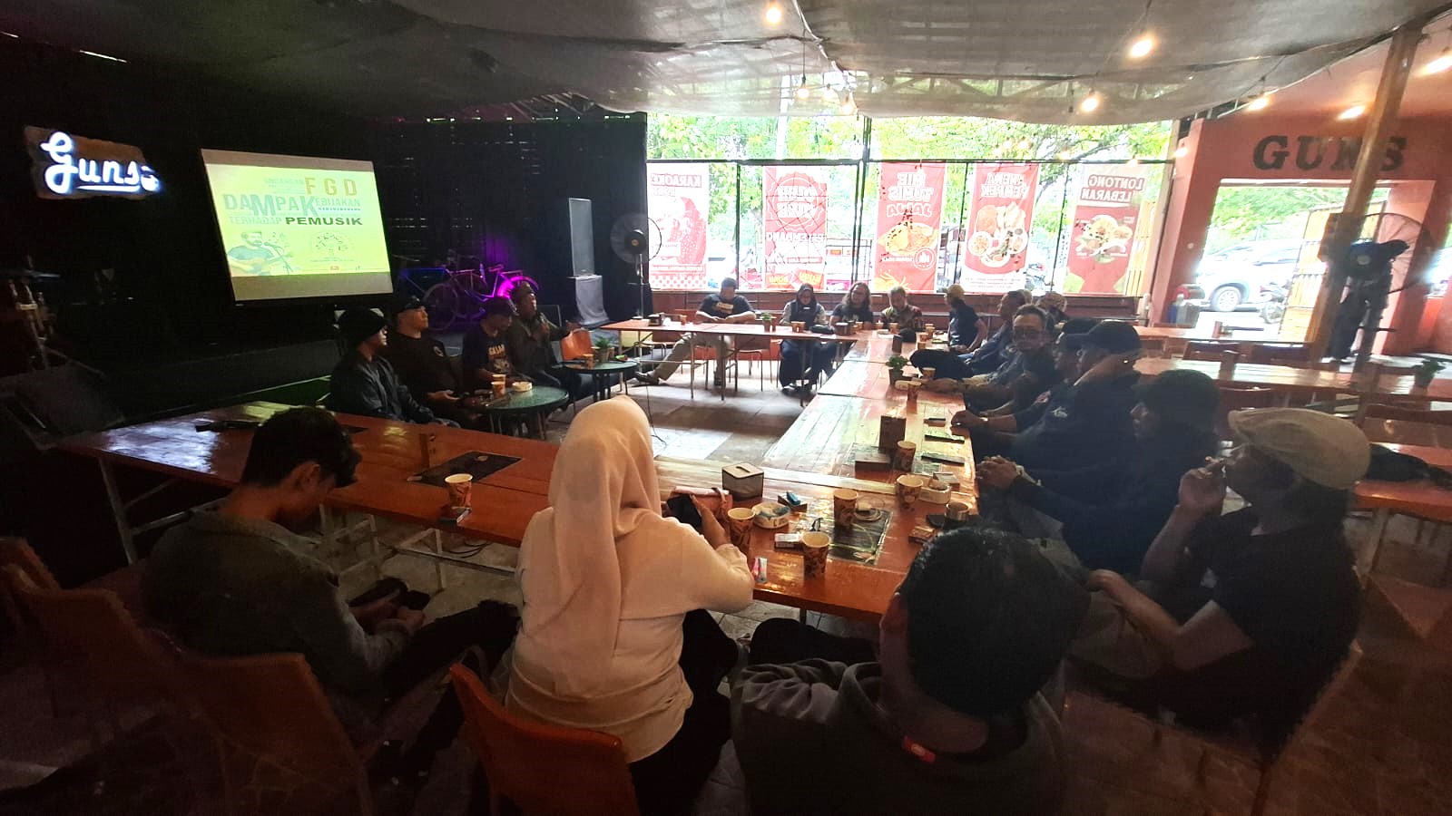 Para musisi Sumsel seusai mengikuti Forum Group Discussion (FGD) bertema Dampak Kebijakan LMKN terhadap Pemusik, digelar di Gunz Cafe Palembang, Senin (18/8/2025)  siang (Indodaily.co)