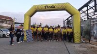 Kepala Cabang (Kacab) Prodia Palembang Ermayati melakukan Flag Off ke peserta 5K Fun Run di event Prodia Healthy and Fun With Community di Kopi Nako Palembang (Indodaily.co)