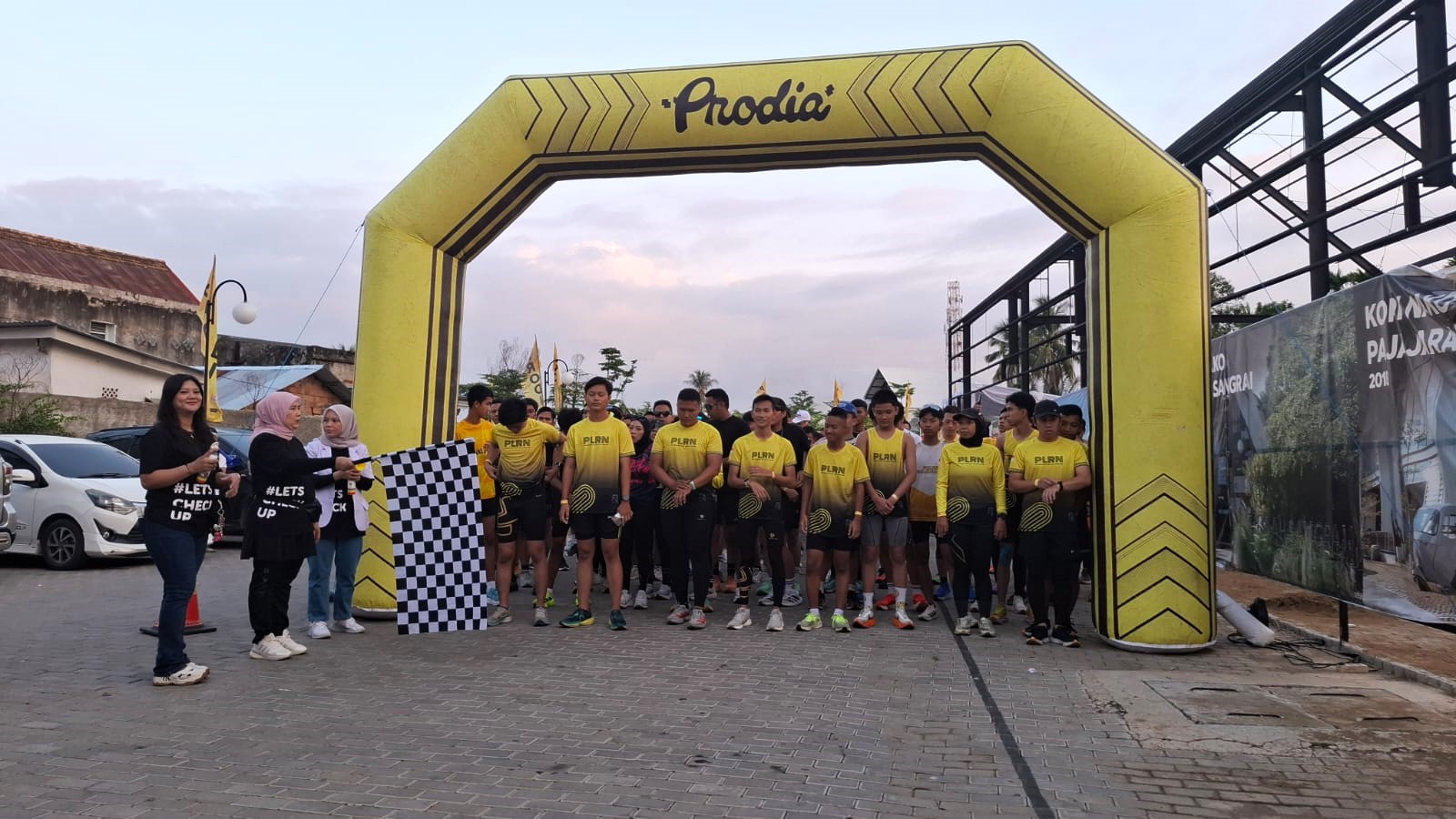 Kepala Cabang (Kacab) Prodia Palembang Ermayati melakukan Flag Off ke peserta 5K Fun Run di event Prodia Healthy and Fun With Community di Kopi Nako Palembang (Indodaily.co)