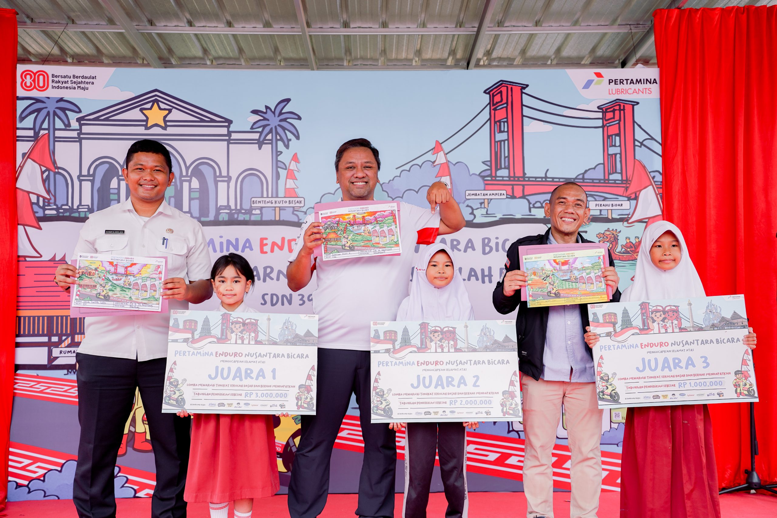 Para pemenang lomba mewarnai Pertamina Enduro Nusantara Bicara berfoto bersama (Dok. Humas Pertamina Enduro)